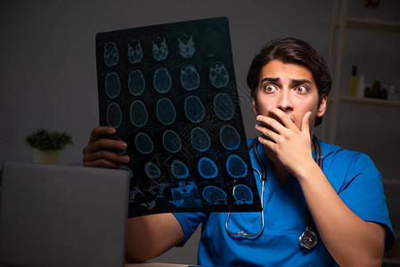 年轻医生看X射线图像做出惊讶的表情图片