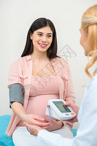妇产科妇产科医生测量在诊所微笑孕妇图片