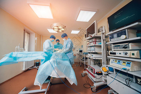 手术室里的一群外科医生带着手术设备图片