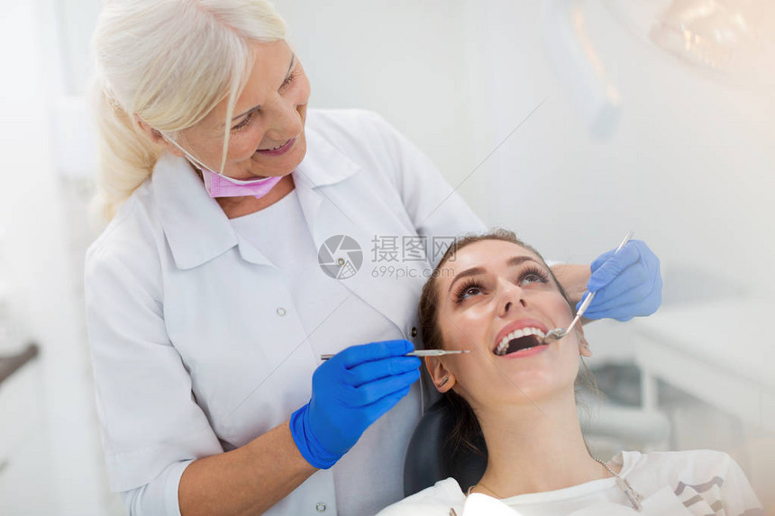 女牙医和牙科办图片