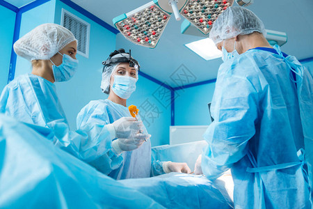 不需要这个低角度图片显示同事在做手术时站在病人身边的同图片