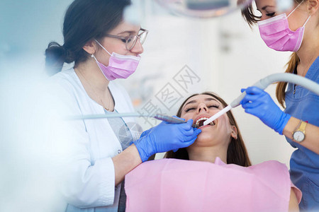 牙科医生和牙图片