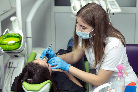 在牙科诊所检查妇女牙齿时图片