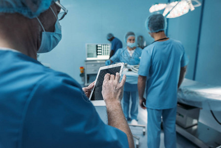 医生在手术室使用平板电脑图片
