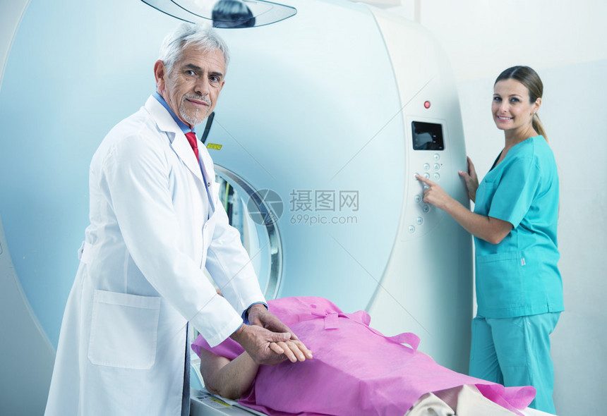 60多岁的妇女准备接受MRI扫描由图片
