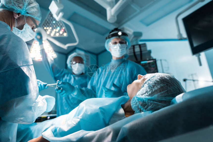 病人躺在手术室手术图片