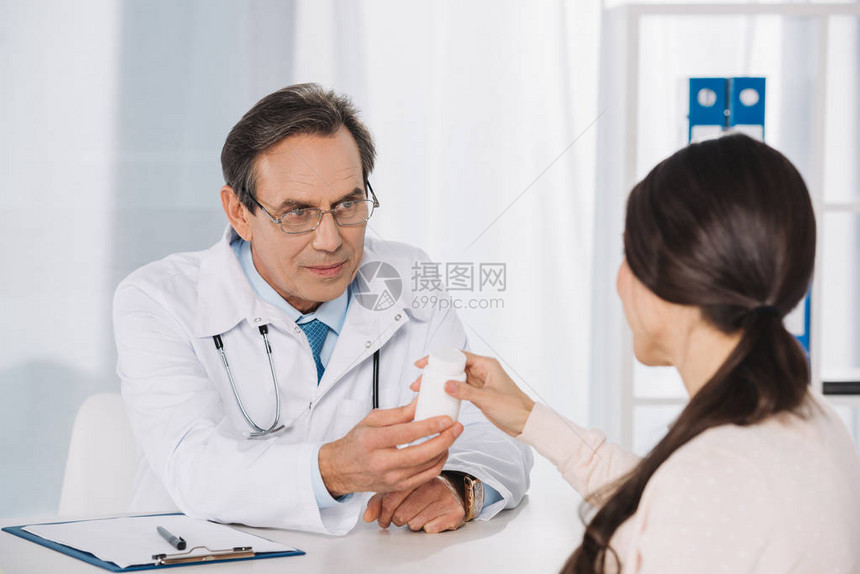 男医生给女病人吃药图片