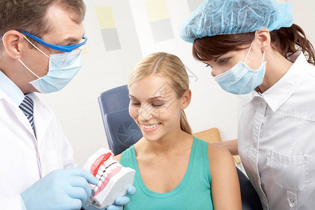 牙医向女人展示如何刷牙图片