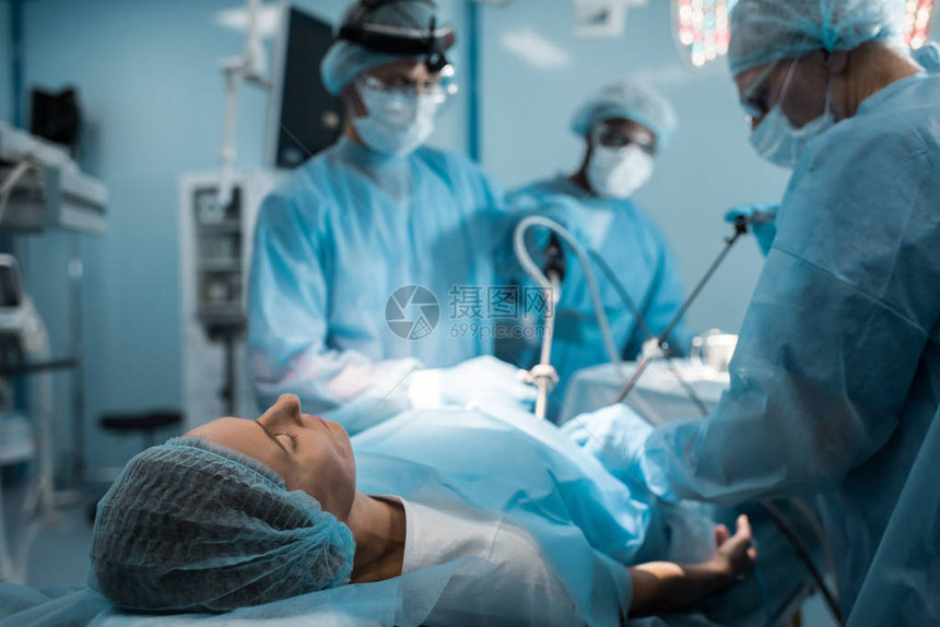 多族裔外科医生在手术图片