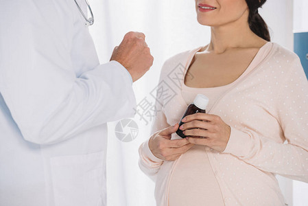 孕妇持有避孕药和听力医生的典图片