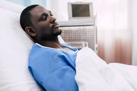躺在医院床上的非裔美国人图片