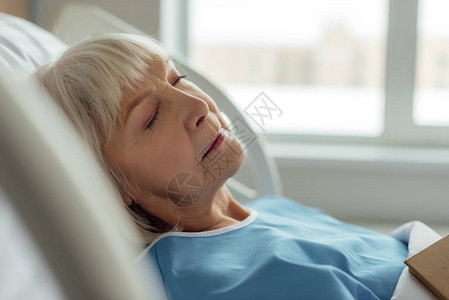 白头发睡在医院床上的老年妇女有选择图片