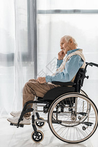 坐在养老院轮椅上深思熟虑悲图片