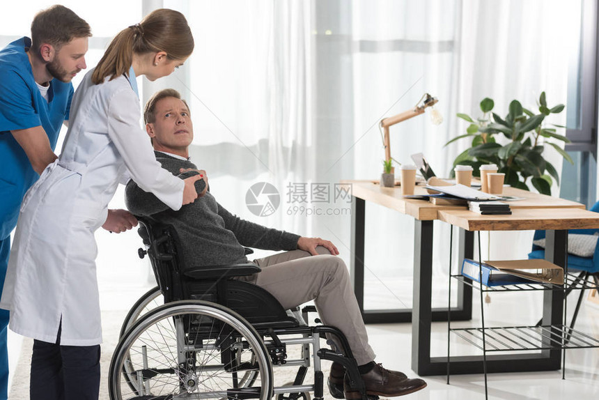 女医生与坐在轮椅上的图片