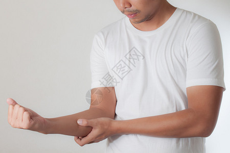 手臂肌肉疼痛的男人图片
