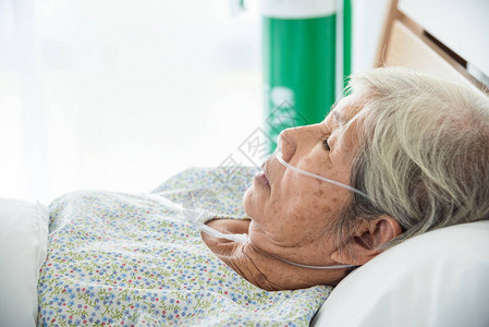 在医院床上睡觉的高级女病人检图片