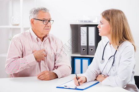 病人正在告诉医生他的健康问题图片