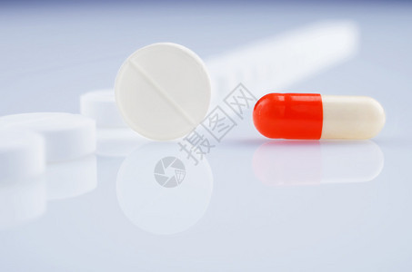 一粒红色药丸在白色药丸排行对面图片