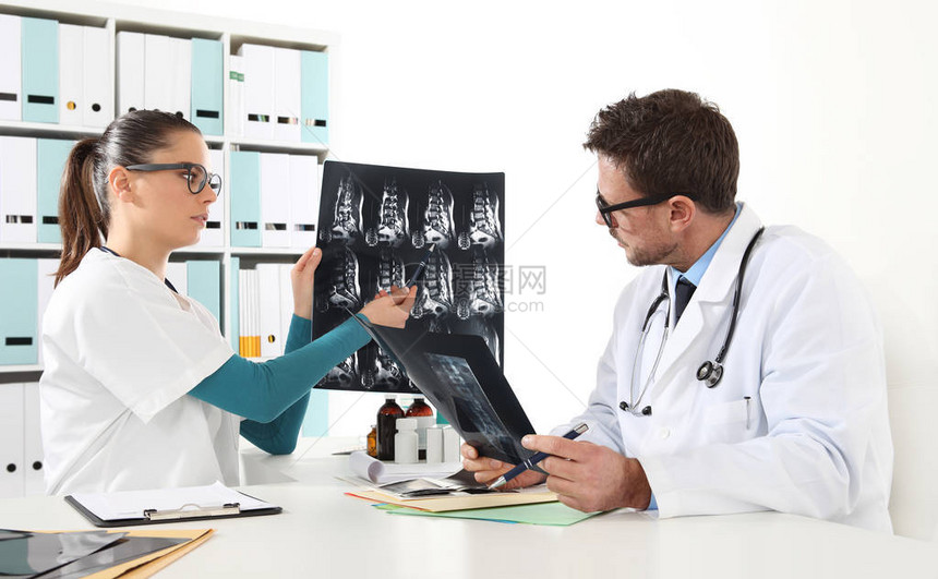 医生检查X射线图片