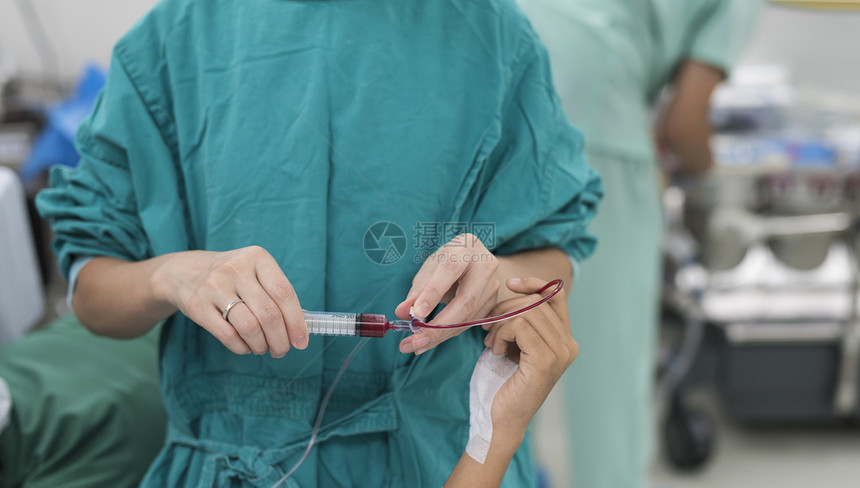 护士从动脉导管抽血图片