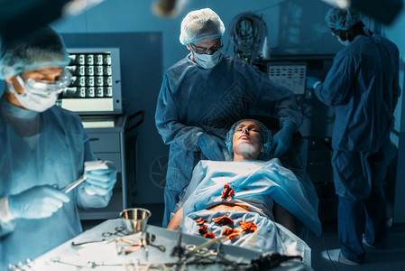 手术室的多文化外科医图片