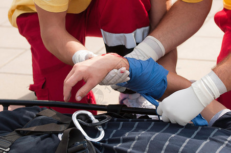 救护小组帮助一名受伤病人的急救图片