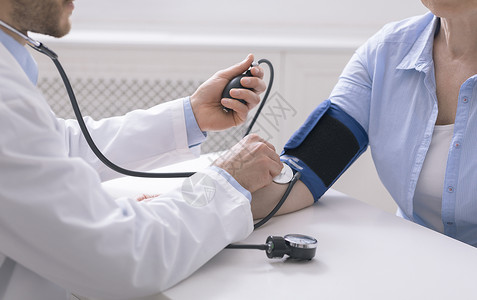 专业的医疗保健为老年患者测量血压图片