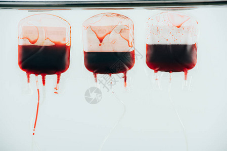 血袋输血元素装满在白色上隔离的细背景