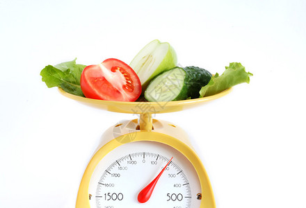 衡器厨房秤上的水果和蔬菜切片背景