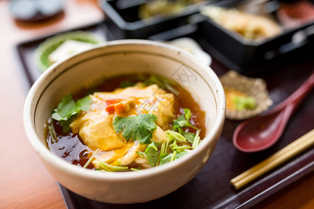 桌上的日本豆腐汤图片