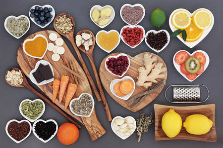 大型健康食品和选择用于冷冻和流感治疗的药草图片