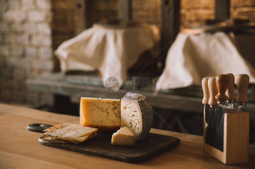 剪切板上美味切片奶酪的近身镜头图片