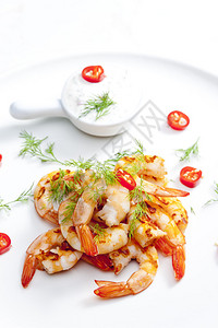 烤大虾蘸大蒜辣椒和莳萝图片