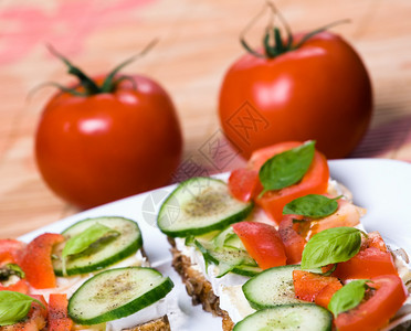 番茄三明治和健康早餐背景图片