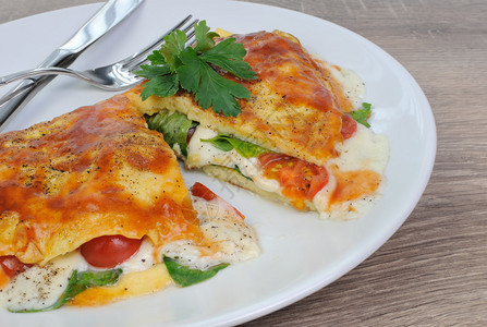 菠菜番茄和马苏里拉奶酪煎蛋卷图片