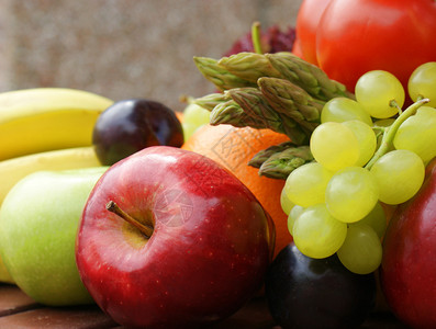特写健康水果和蔬菜的形象图片