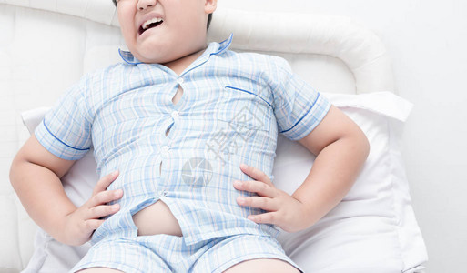 肥胖男孩在床上超重胃图片