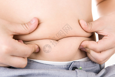白种背景正常体重的亚洲儿童胃部图片