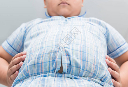肥胖男孩超重穿紧衬衫睡图片