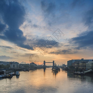 伦敦泰晤士河和伦敦塔桥上令人惊叹的秋季日出图片