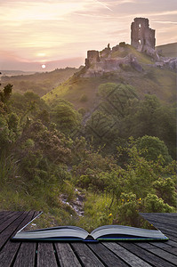 浪漫童话城堡的创意概念形象废墟从魔法书中背景图片