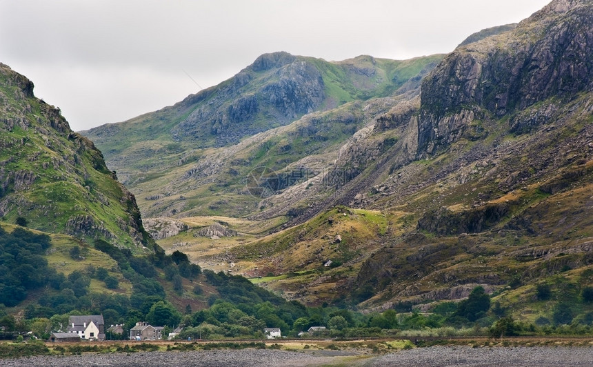 沿着Llanberis路向左边的GlyderFawr和在阴云笼罩的图片