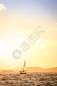 英属维尔京群岛日落时航帆图片