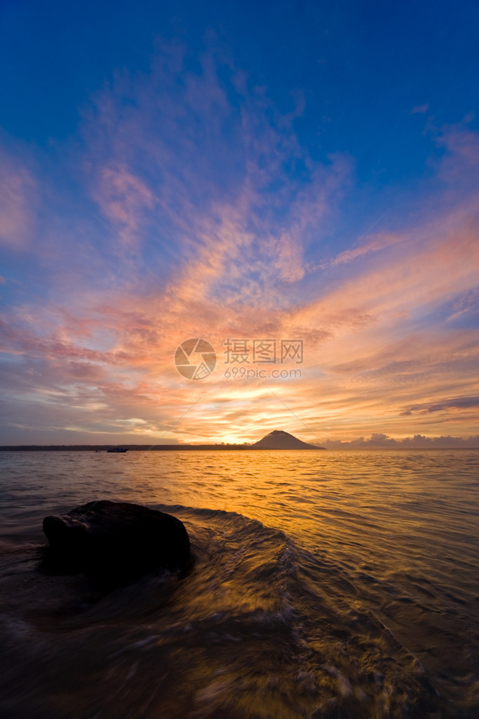 热带日落向海滩滚动的海浪可以图片