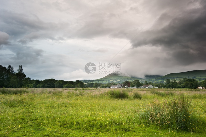 横跨乡村的美丽风景与山岳相距遥远图片