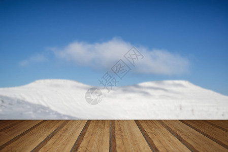 以雪覆盖的斜坡和木板地为顶层图片