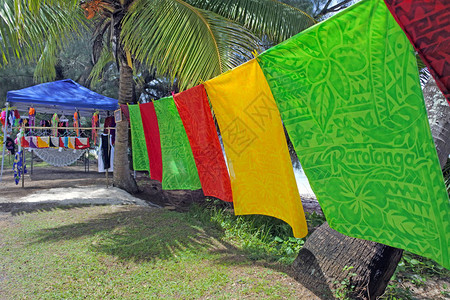 拉罗汤加库克群岛展出的热带纱笼波利尼西亚人和其他南太平洋岛民和大洋洲人民所穿的背景图片