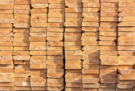 Lumber已堆放并准备在图片