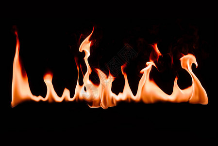 黑色背景上燃烧火焰的近景图片