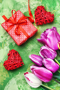 郁金香心的象征和情人节的日礼盒图片